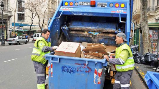 1813806-jorge-macri-ordeno-controlar-y-sancionar-a-las-personas-que-revuelvan-los-contenedores-de-basura