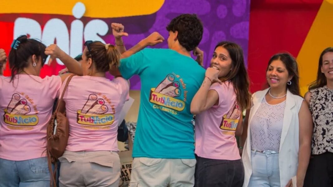 2221117-agapornis-hizo-bailar-a-miles-en-la-fiesta-del-alfajor-de-la-falda