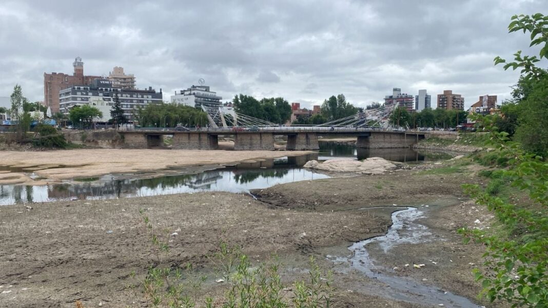 2290256-alarmante-baja-del-caudal-del-rio-san-antonio-asi-esta-en-carlos-paz