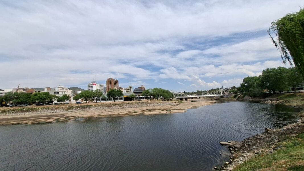 2290648-el-municipio-lanzo-la-campana-cada-gota-cuenta-tras-la-baja-del-lago-san-roque