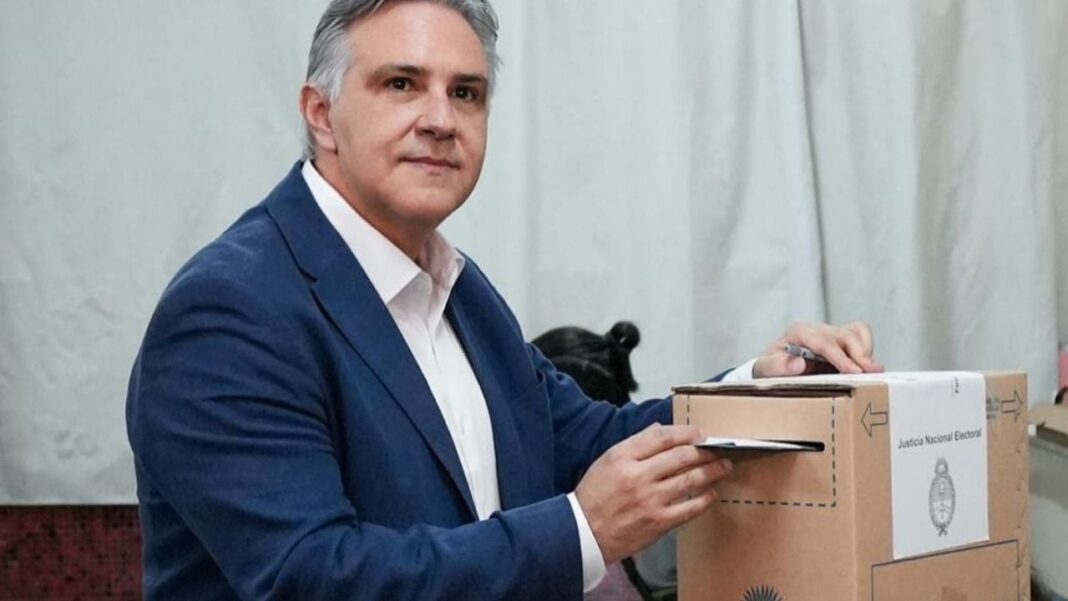 2300285-voto-el-gobernador-llaryora-hay-que-hacer-un-modelo-con-la-gente-adentro