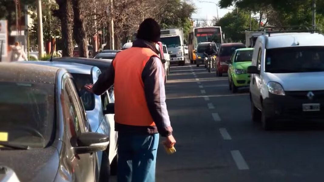 2323409-detuvieron-a-un-naranjita-tras-intentar-abrir-un-auto-en-nueva-cordoba