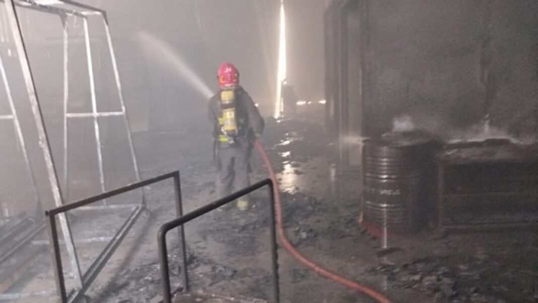 2328907-cordoba-incendio-y-explosiones-en-un-parque-industrial-dejaron-perdidas-totales