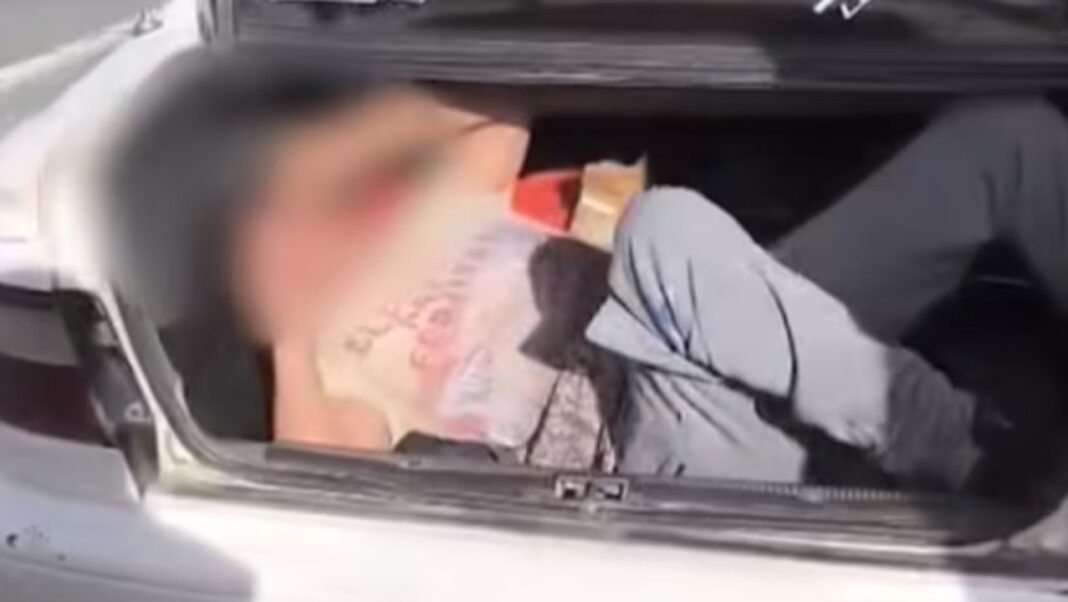 Momento en que efectivos abren el baúl de un auto y encuentran a una persona en su interior, en una ruta de Sierras Chicas, Córdoba.