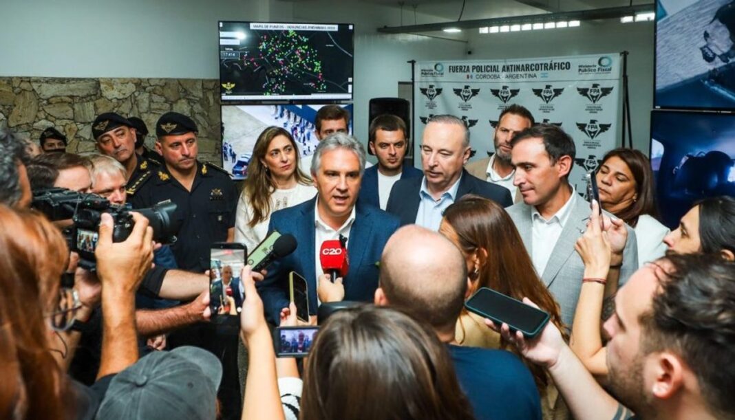 Gobernador Martín Llaryora durante la inauguración de la nueva base de la FPA en Villa María, Córdoba.